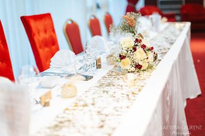 Salle de réception avec scène, piste de danse en bois, moquette rouge et plafond décoré d'une fresque.