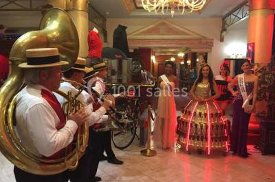 Un barman réalise un spectacle de flair bartending avec des verres et un shaker dans une salle éclairée.