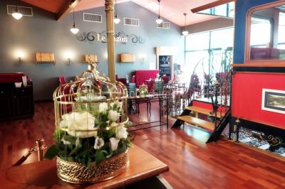 Un barman réalise un spectacle de flair bartending avec des verres et un shaker dans une salle éclairée.