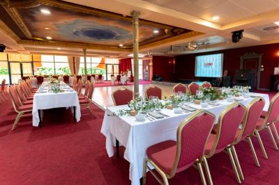Un barman réalise un spectacle de flair bartending avec des verres et un shaker dans une salle éclairée.
