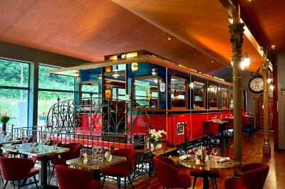 Un barman réalise un spectacle de flair bartending avec des verres et un shaker dans une salle éclairée.