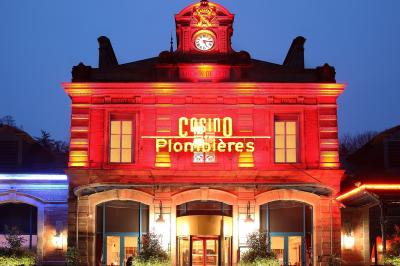 Un barman réalise un spectacle de flair bartending avec des verres et un shaker dans une salle éclairée.