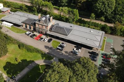 Un barman réalise un spectacle de flair bartending avec des verres et un shaker dans une salle éclairée.
