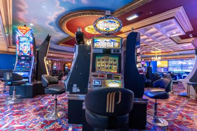Un barman réalise un spectacle de flair bartending avec des verres et un shaker dans une salle éclairée.