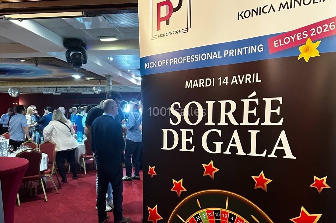 Soirée de gala au Salon Impérial Affiche annonçant une soirée de gala le mardi 14 avril, avec des participants rassemblés dans une salle en arrière-plan.