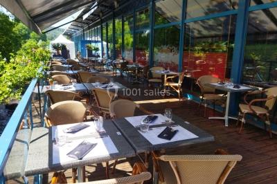 Un barman réalise un spectacle de flair bartending avec des verres et un shaker dans une salle éclairée.