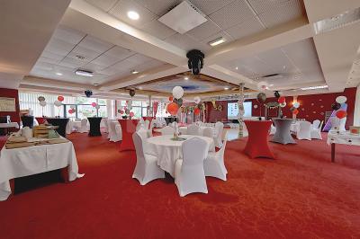 Un barman réalise un spectacle de flair bartending avec des verres et un shaker dans une salle éclairée.