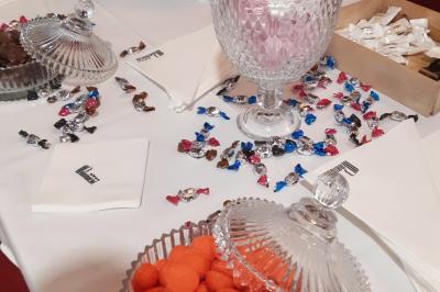 Un barman réalise un spectacle de flair bartending avec des verres et un shaker dans une salle éclairée.