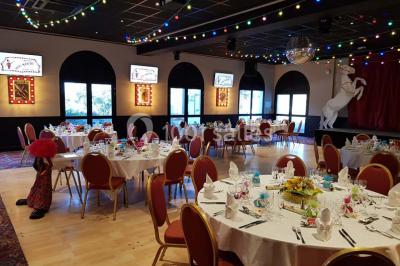 Façade d'un bâtiment avec l'inscription ’Casino’, terrasse animée, parasols blancs et piscine en contrebas.