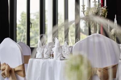 Façade d'un bâtiment avec l'inscription ’Casino’, terrasse animée, parasols blancs et piscine en contrebas.