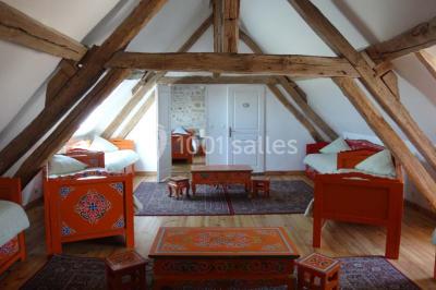Assiette gastronomique avec une entrée raffinée composée de légumes, sauce jaune et décoration florale comestible.