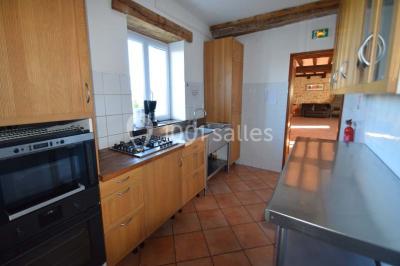 Assiette gastronomique avec une entrée raffinée composée de légumes, sauce jaune et décoration florale comestible.
