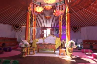 Assiette gastronomique avec une entrée raffinée composée de légumes, sauce jaune et décoration florale comestible.