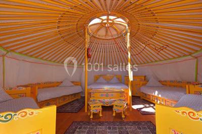 Assiette gastronomique avec une entrée raffinée composée de légumes, sauce jaune et décoration florale comestible.