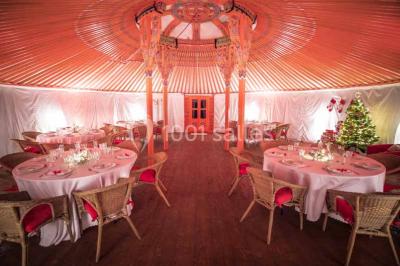 Assiette gastronomique avec une entrée raffinée composée de légumes, sauce jaune et décoration florale comestible.