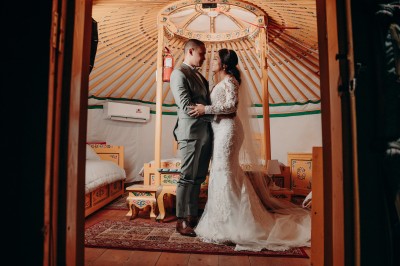Assiette gastronomique avec une entrée raffinée composée de légumes, sauce jaune et décoration florale comestible.