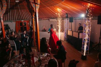Assiette gastronomique avec une entrée raffinée composée de légumes, sauce jaune et décoration florale comestible.