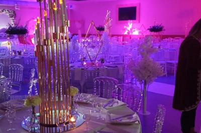 Façade d'une salle de réception avec une entrée accessible et un parking devant.