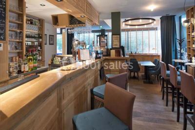 Des jetons de casino et deux dés blancs posés sur une table de jeu verte.