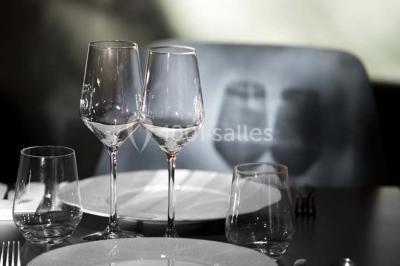 Des jetons de casino et deux dés blancs posés sur une table de jeu verte.