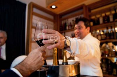 Des jetons de casino et deux dés blancs posés sur une table de jeu verte.