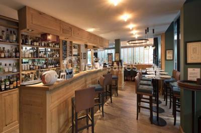 Des jetons de casino et deux dés blancs posés sur une table de jeu verte.