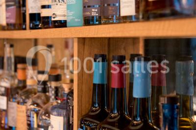 Des jetons de casino et deux dés blancs posés sur une table de jeu verte.