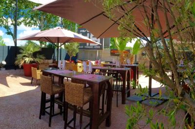 Deux voitures de luxe, une sportive grise et un SUV gris foncé, stationnées côte à côte en extérieur de nuit.