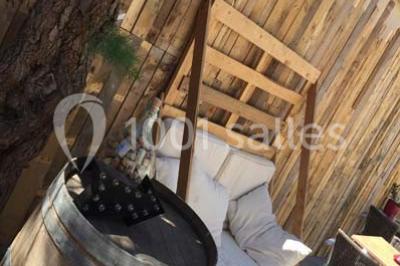 Dessert dressé sur une assiette blanche avec coulis de fruits rouges, tranche de kiwi, chantilly et éclats d'amandes.