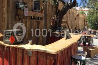 Dessert dressé sur une assiette blanche avec coulis de fruits rouges, tranche de kiwi, chantilly et éclats d'amandes.