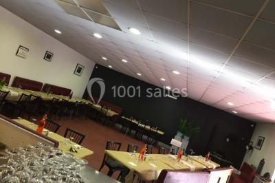 Dessert dressé sur une assiette blanche avec coulis de fruits rouges, tranche de kiwi, chantilly et éclats d'amandes.