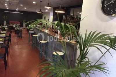 Dessert dressé sur une assiette blanche avec coulis de fruits rouges, tranche de kiwi, chantilly et éclats d'amandes.