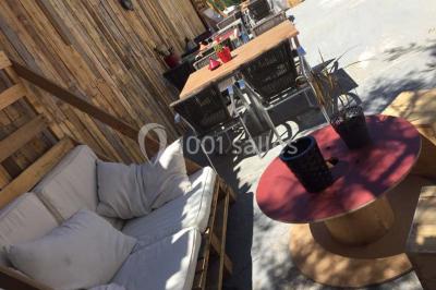 Dessert dressé sur une assiette blanche avec coulis de fruits rouges, tranche de kiwi, chantilly et éclats d'amandes.