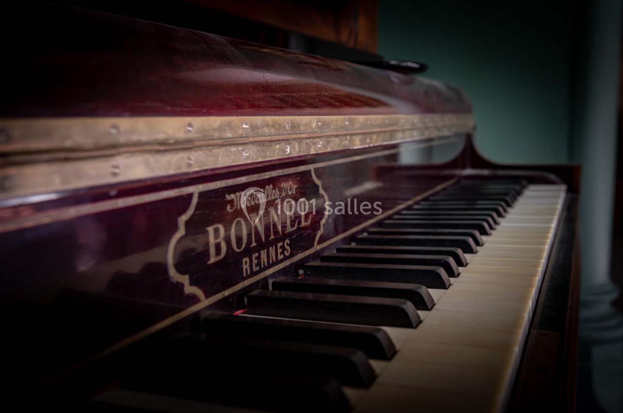 Clavier d'un piano ancien avec l'inscription ’Bonnel Rennes’ visible sur le bois verni.