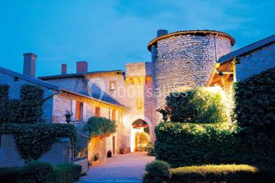 Deux statues humaines et un chien dans un parc verdoyant sous un ciel bleu avec des arbres en arrière-plan.