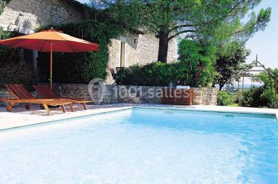 Deux statues humaines et un chien dans un parc verdoyant sous un ciel bleu avec des arbres en arrière-plan.