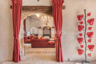 Deux statues humaines et un chien dans un parc verdoyant sous un ciel bleu avec des arbres en arrière-plan.