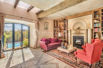 Deux statues humaines et un chien dans un parc verdoyant sous un ciel bleu avec des arbres en arrière-plan.