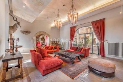 Deux statues humaines et un chien dans un parc verdoyant sous un ciel bleu avec des arbres en arrière-plan.