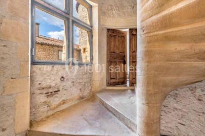 Deux statues humaines et un chien dans un parc verdoyant sous un ciel bleu avec des arbres en arrière-plan.