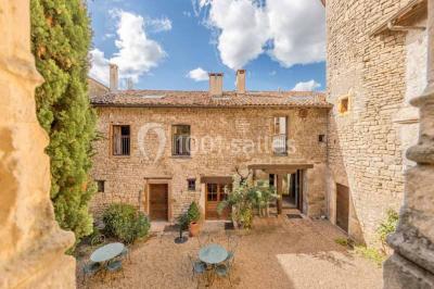 Deux statues humaines et un chien dans un parc verdoyant sous un ciel bleu avec des arbres en arrière-plan.