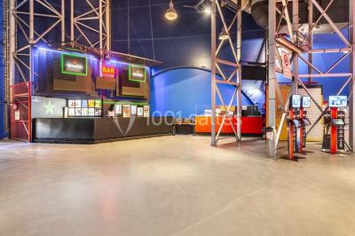 Façade vitrée avec le nom ’Le Zénith’ écrit en grandes lettres rouges sur une structure métallique.