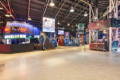 Façade vitrée avec le nom ’Le Zénith’ écrit en grandes lettres rouges sur une structure métallique.