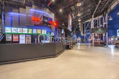 Façade vitrée avec le nom ’Le Zénith’ écrit en grandes lettres rouges sur une structure métallique.