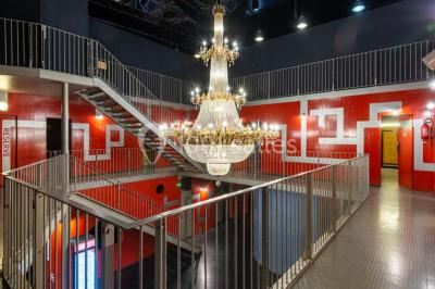 Façade vitrée avec le nom ’Le Zénith’ écrit en grandes lettres rouges sur une structure métallique.