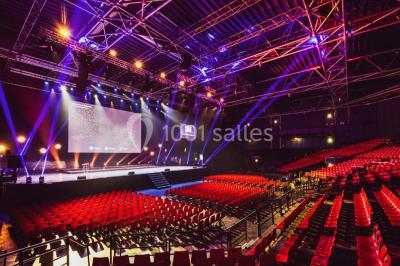 Façade vitrée avec le nom ’Le Zénith’ écrit en grandes lettres rouges sur une structure métallique.