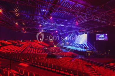 Façade vitrée avec le nom ’Le Zénith’ écrit en grandes lettres rouges sur une structure métallique.