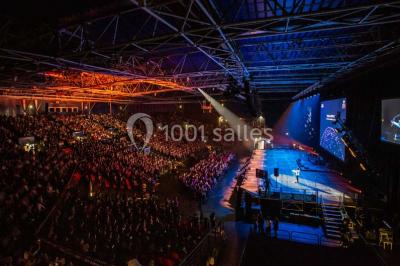 Façade vitrée avec le nom ’Le Zénith’ écrit en grandes lettres rouges sur une structure métallique.