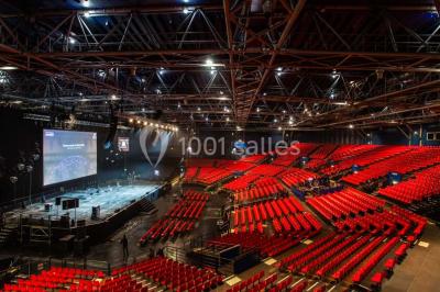 Façade vitrée avec le nom ’Le Zénith’ écrit en grandes lettres rouges sur une structure métallique.