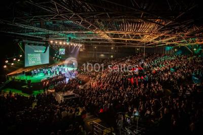 Façade vitrée avec le nom ’Le Zénith’ écrit en grandes lettres rouges sur une structure métallique.